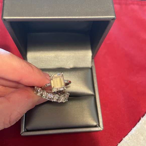 Emerald Mossianite  10x8mm White Gold - Picture 5 of 7